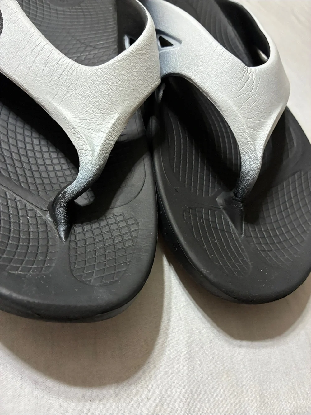 Men’s OOFOs OOriginal Sport Recovery Flip Flop Sandals (Black/White)